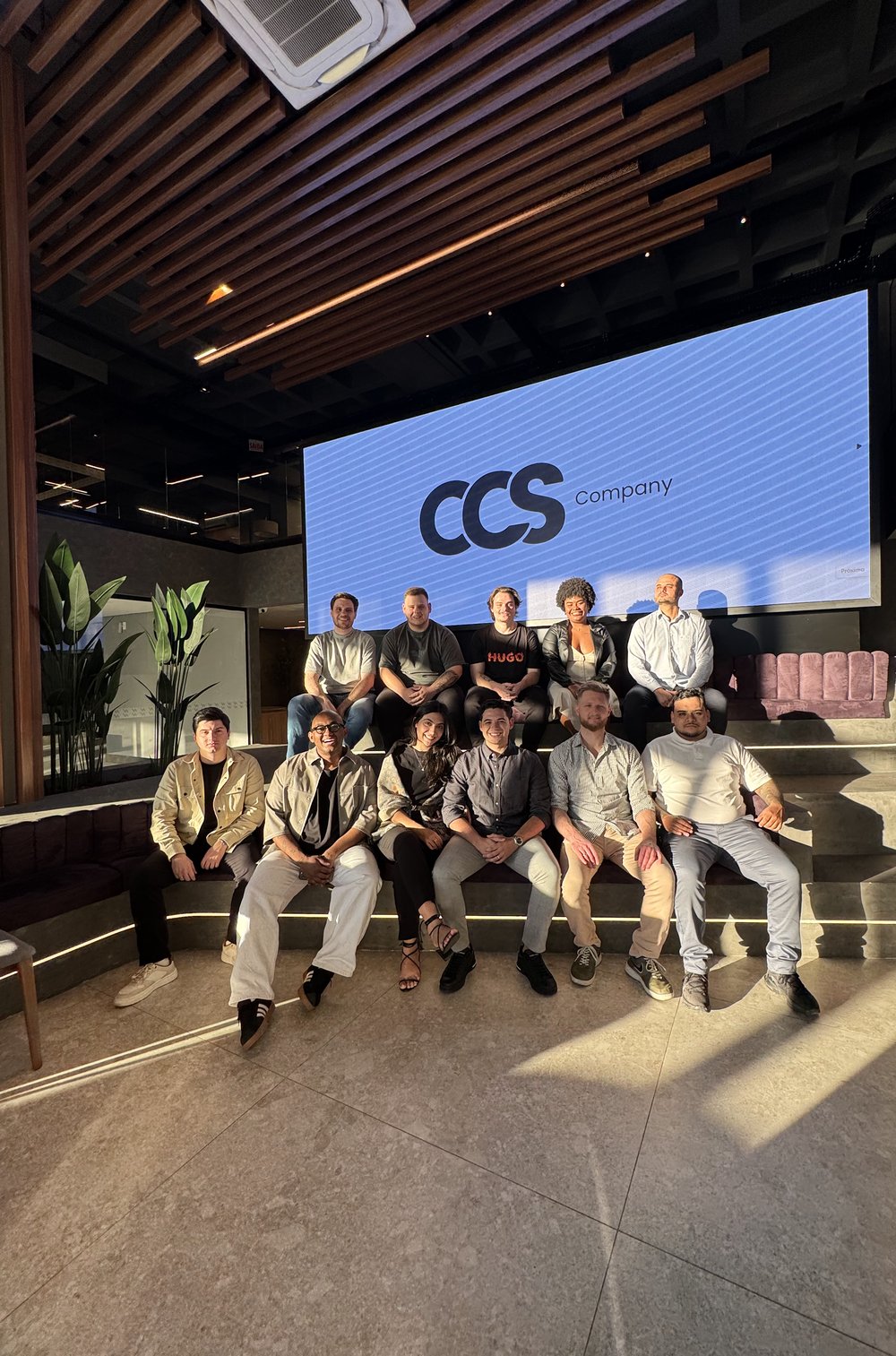 Time da CCS Company reunido no escritório